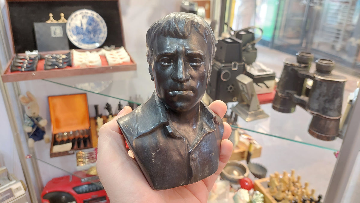 bust of Vysotsky.