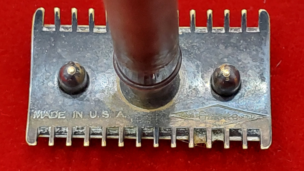 Vintage Gillette shaving set, safety razor and blades, made in USA 1920s.