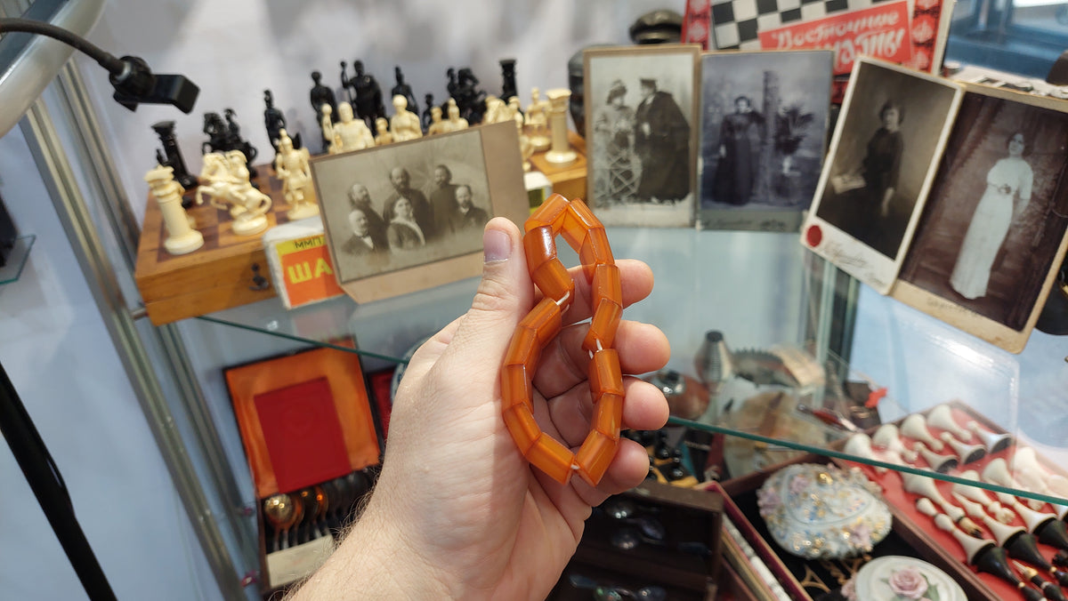 Vintage honey bracelet made of amber with an elastic band