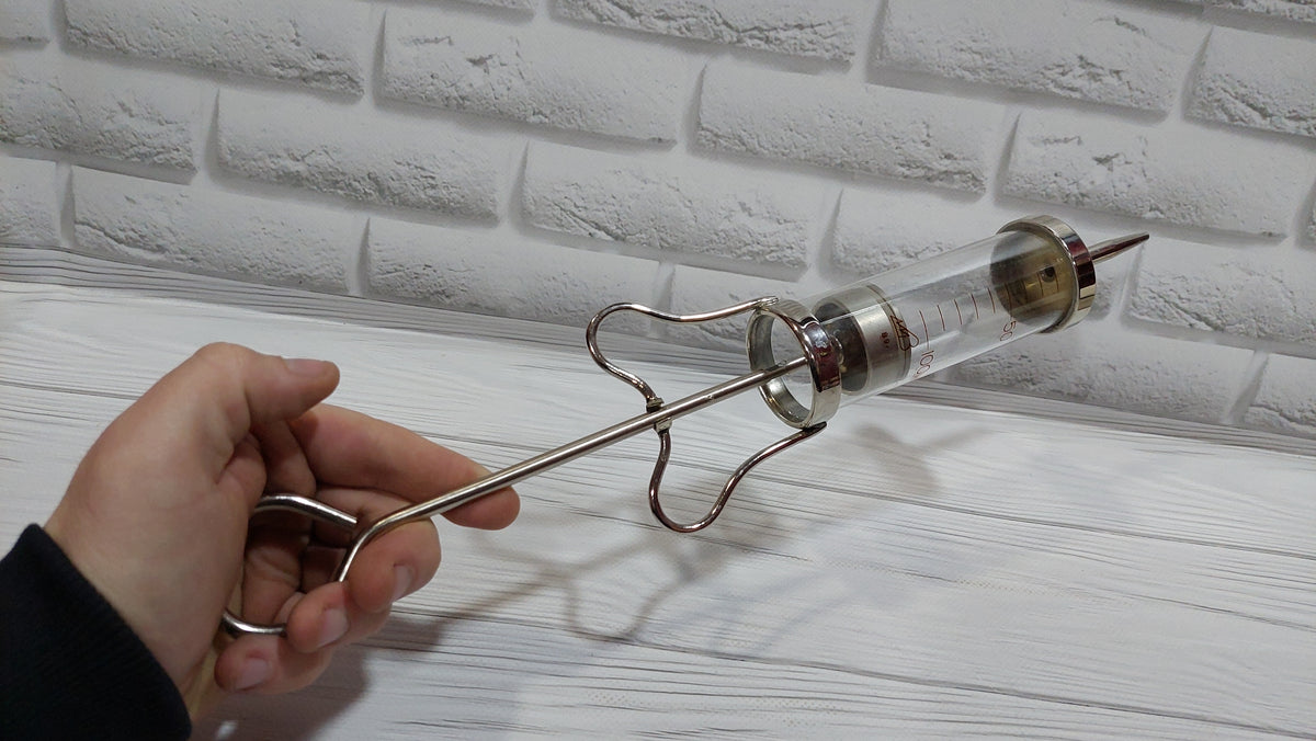 SYRINGE with silicone seal for rinsing cavities with a capacity of 100 ml.
