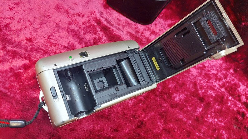 Film camera Skina SK-666. Skina film camera. Point and take a picture of the camera. Working film camera.