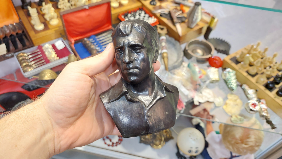 bust of Vysotsky.