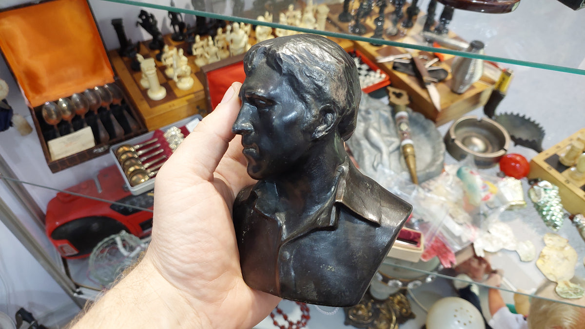 bust of Vysotsky.