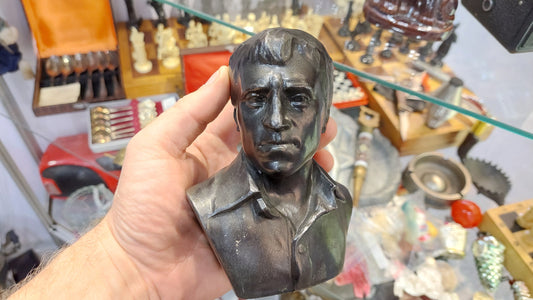 bust of Vysotsky.