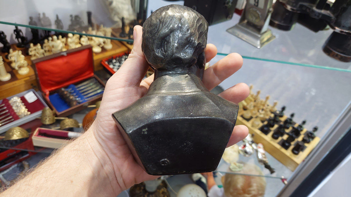 bust of Vysotsky.