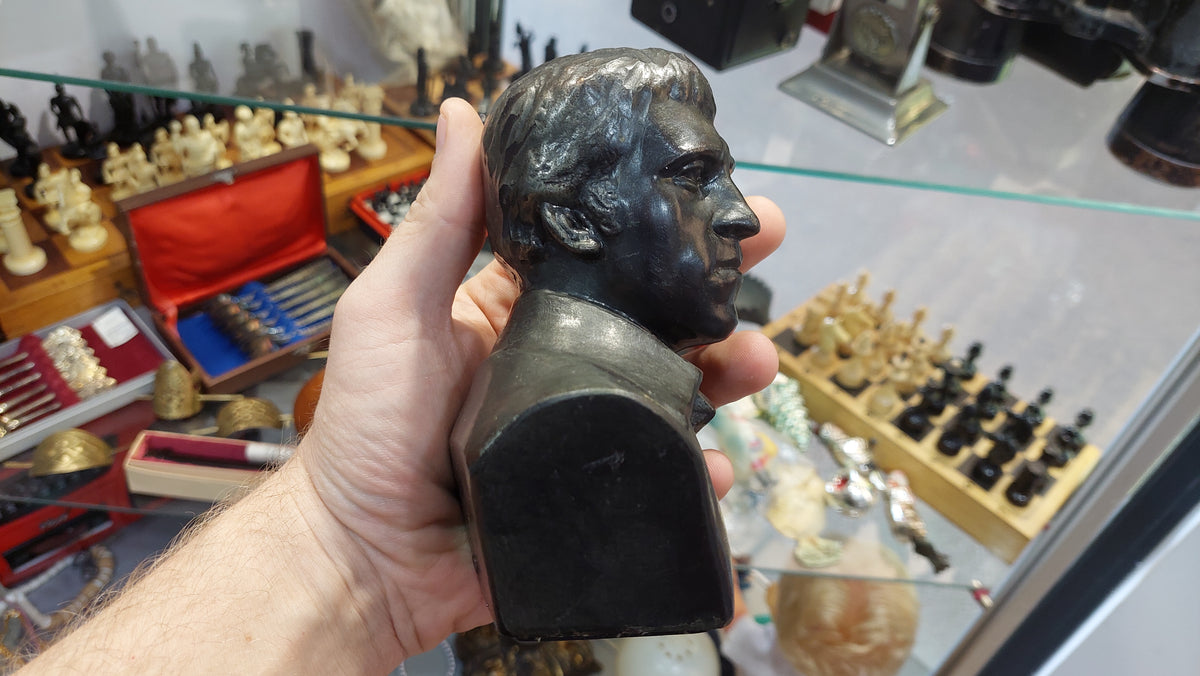 bust of Vysotsky.