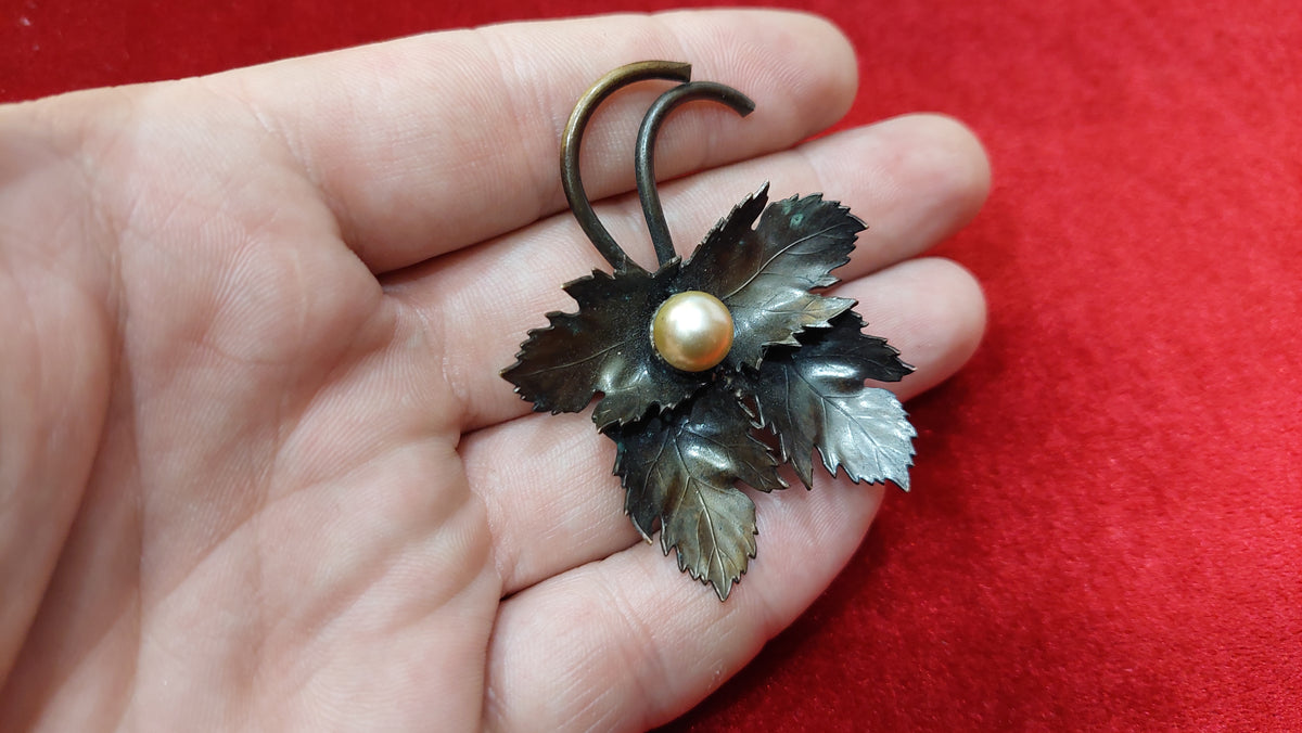 Vintage maple leaf brooch