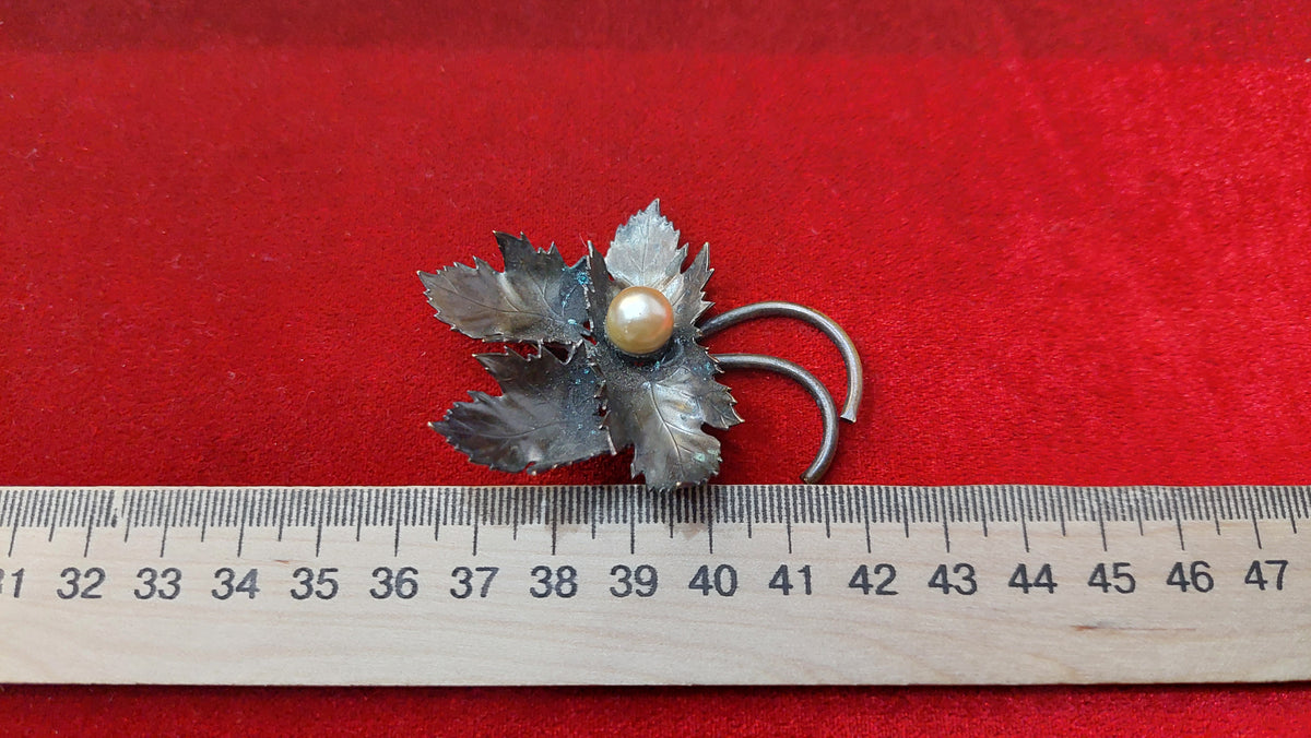 Vintage maple leaf brooch