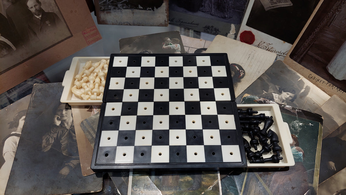 Soviet pocket chess Leningrad 80s release in good condition.