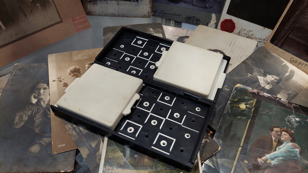 Soviet pocket chess Leningrad 80s release in good condition.