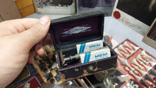 Vintage Gillette shaving set, safety razor and blades, made in USA 1920s.