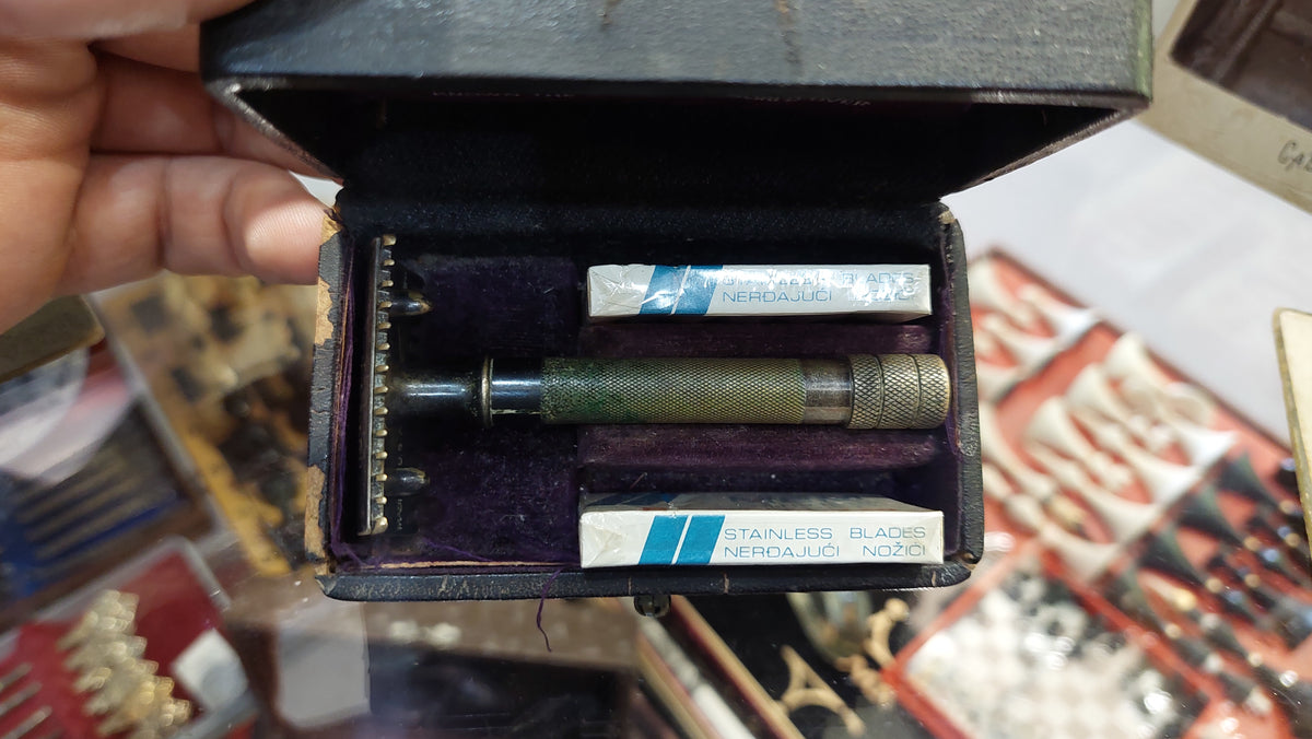 Vintage Gillette shaving set, safety razor and blades, made in USA 1920s.