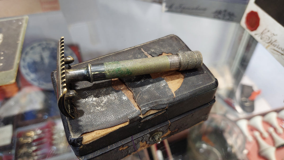 Vintage Gillette shaving set, safety razor and blades, made in USA 1920s.
