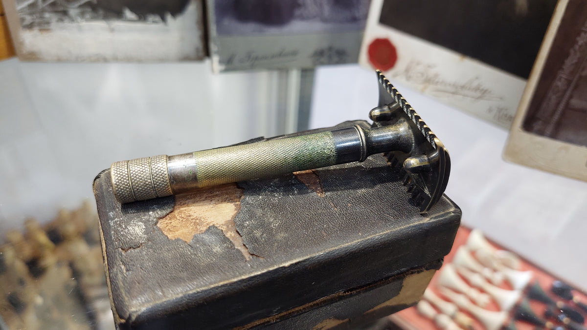 Vintage Gillette shaving set, safety razor and blades, made in USA 1920s.