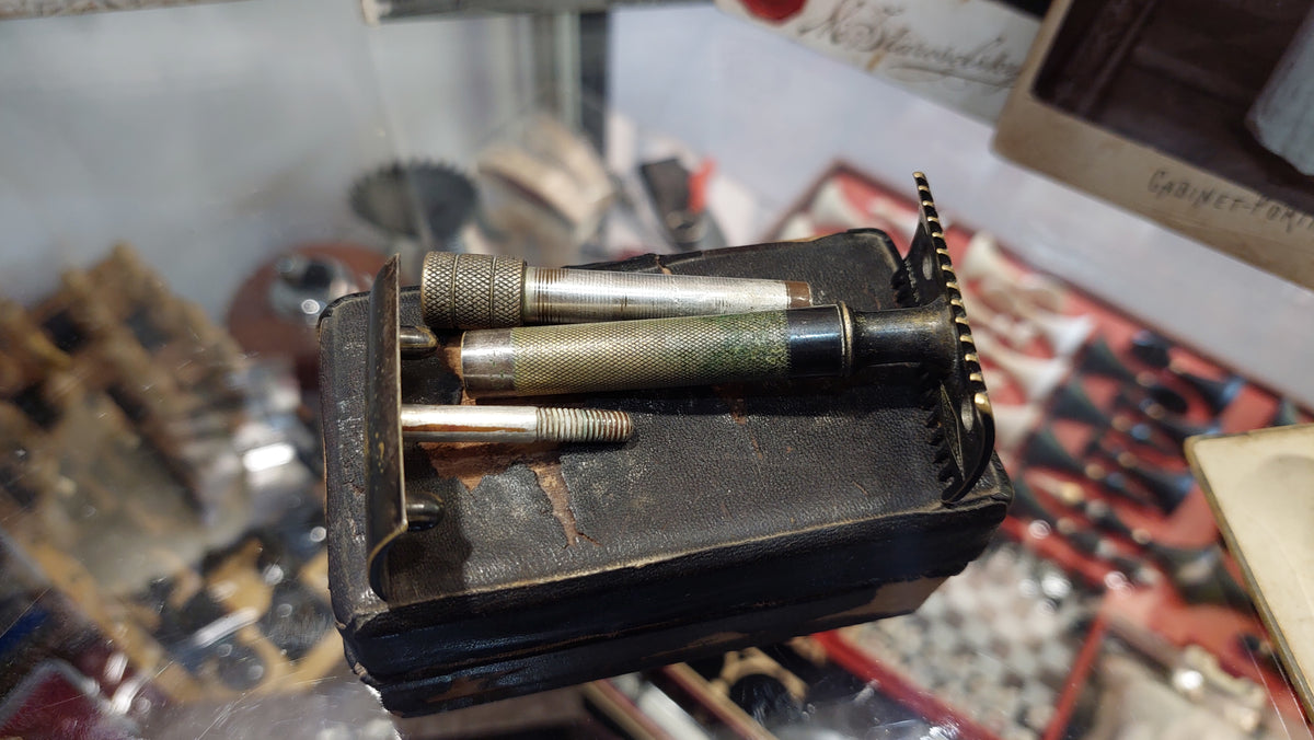 Vintage Gillette shaving set, safety razor and blades, made in USA 1920s.