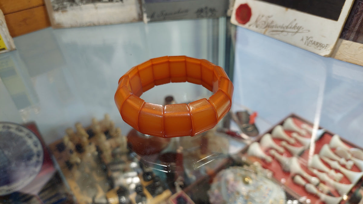 Vintage honey bracelet made of amber with an elastic band