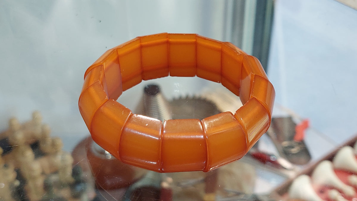 Vintage honey bracelet made of amber with an elastic band
