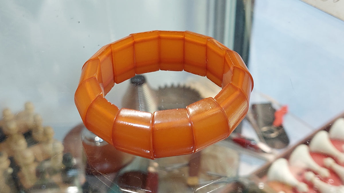Vintage honey bracelet made of amber with an elastic band