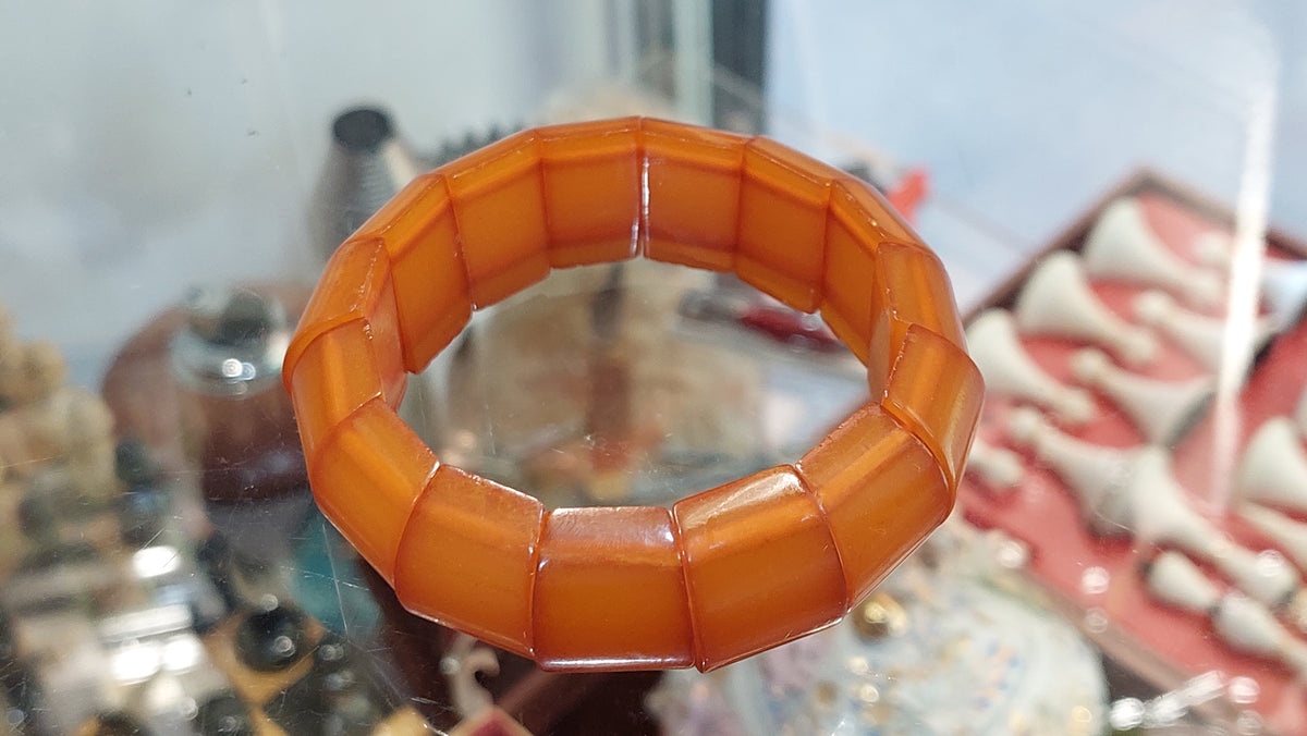 Vintage honey bracelet made of amber with an elastic band