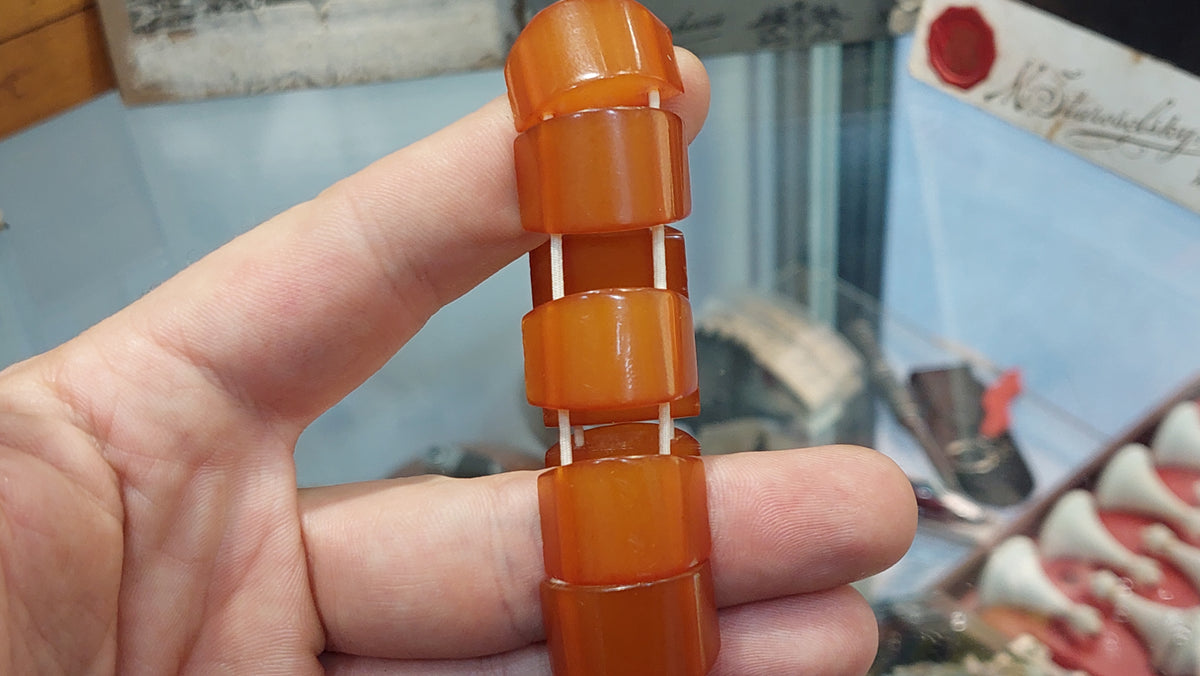 Vintage honey bracelet made of amber with an elastic band