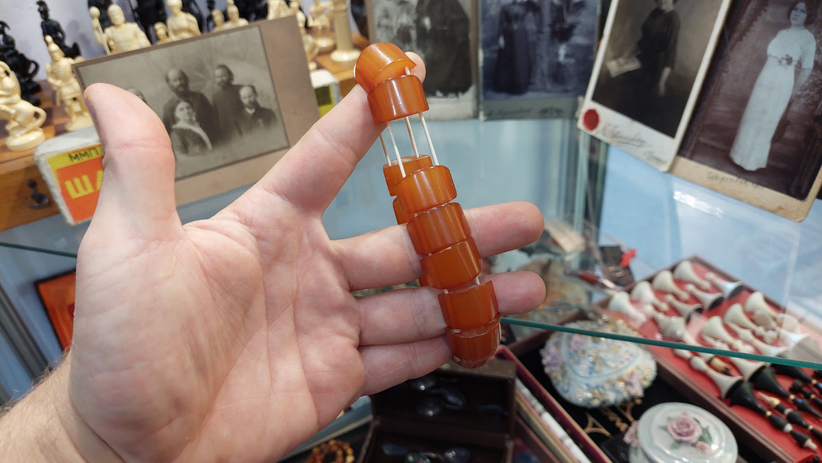 Vintage honey bracelet made of amber with an elastic band