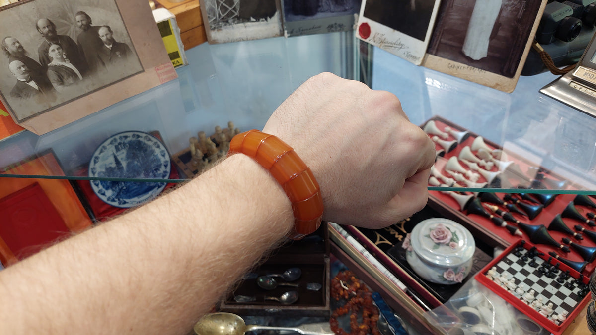 Vintage honey bracelet made of amber with an elastic band