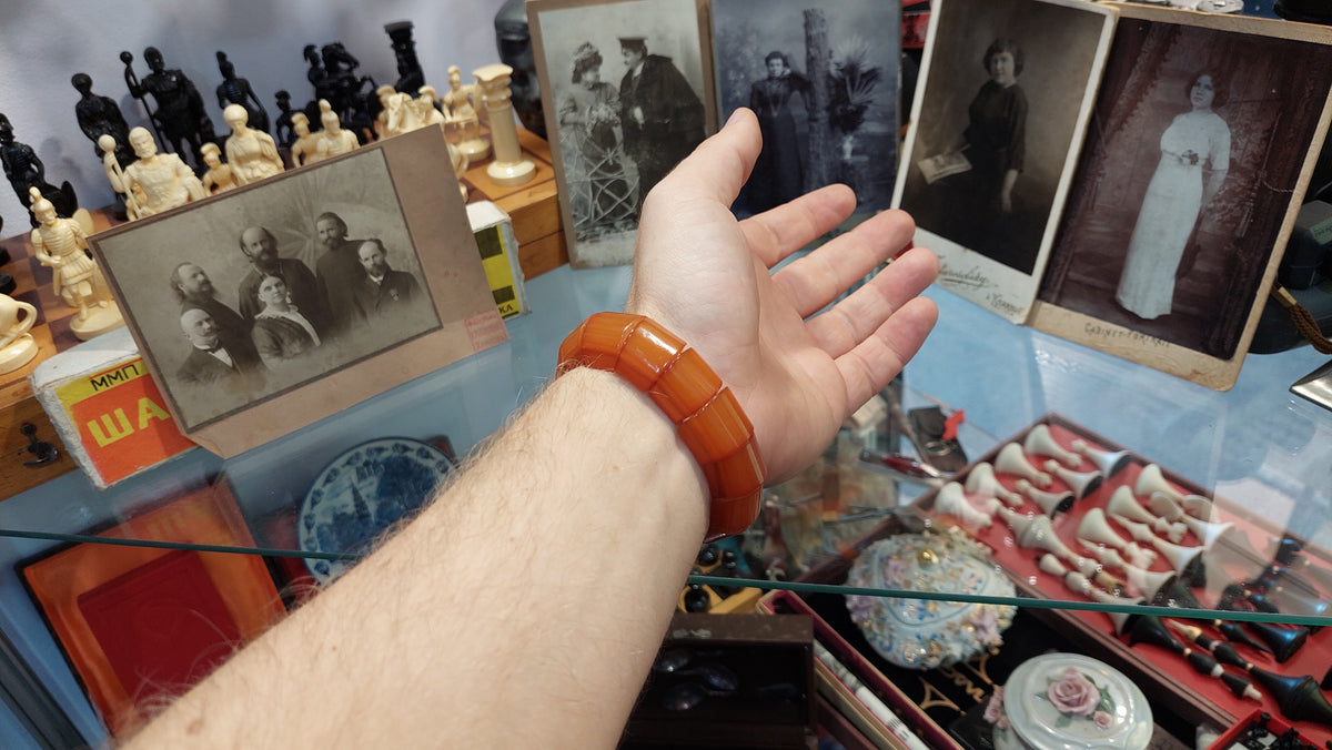 Vintage honey bracelet made of amber with an elastic band