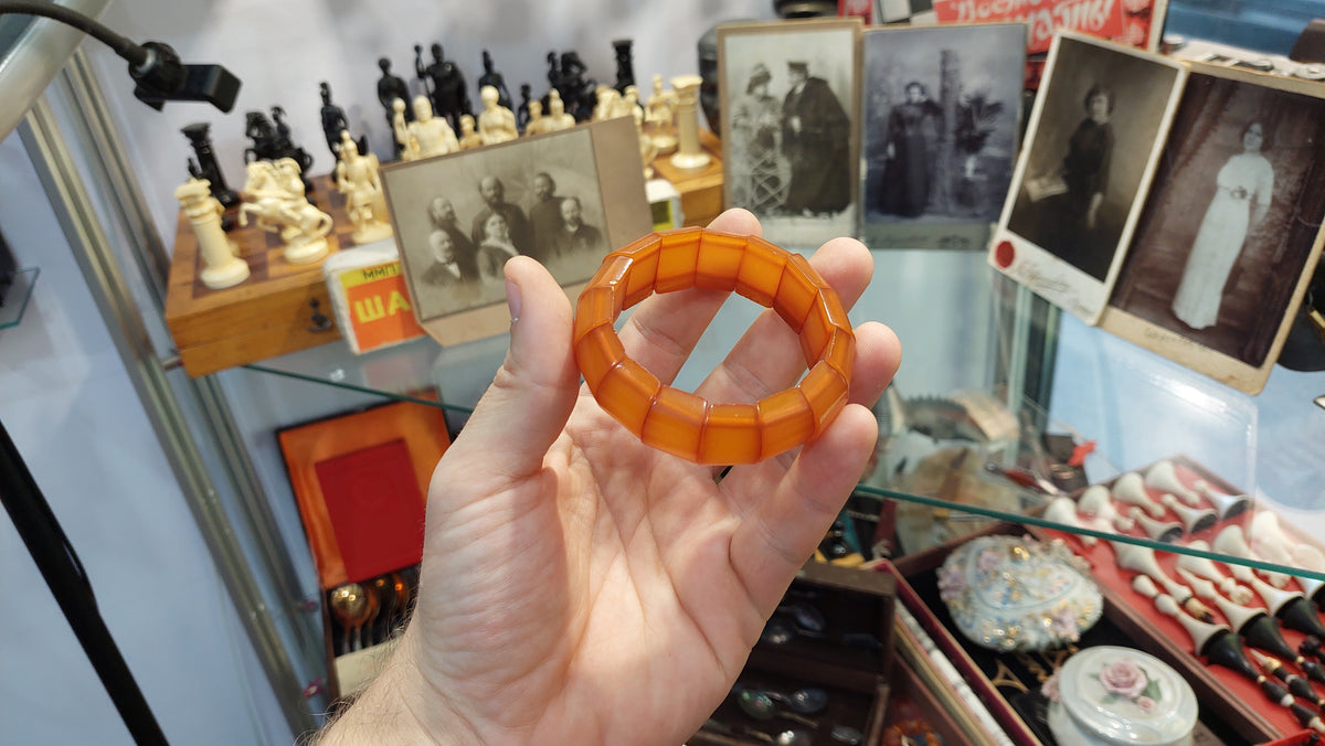 Vintage honey bracelet made of amber with an elastic band
