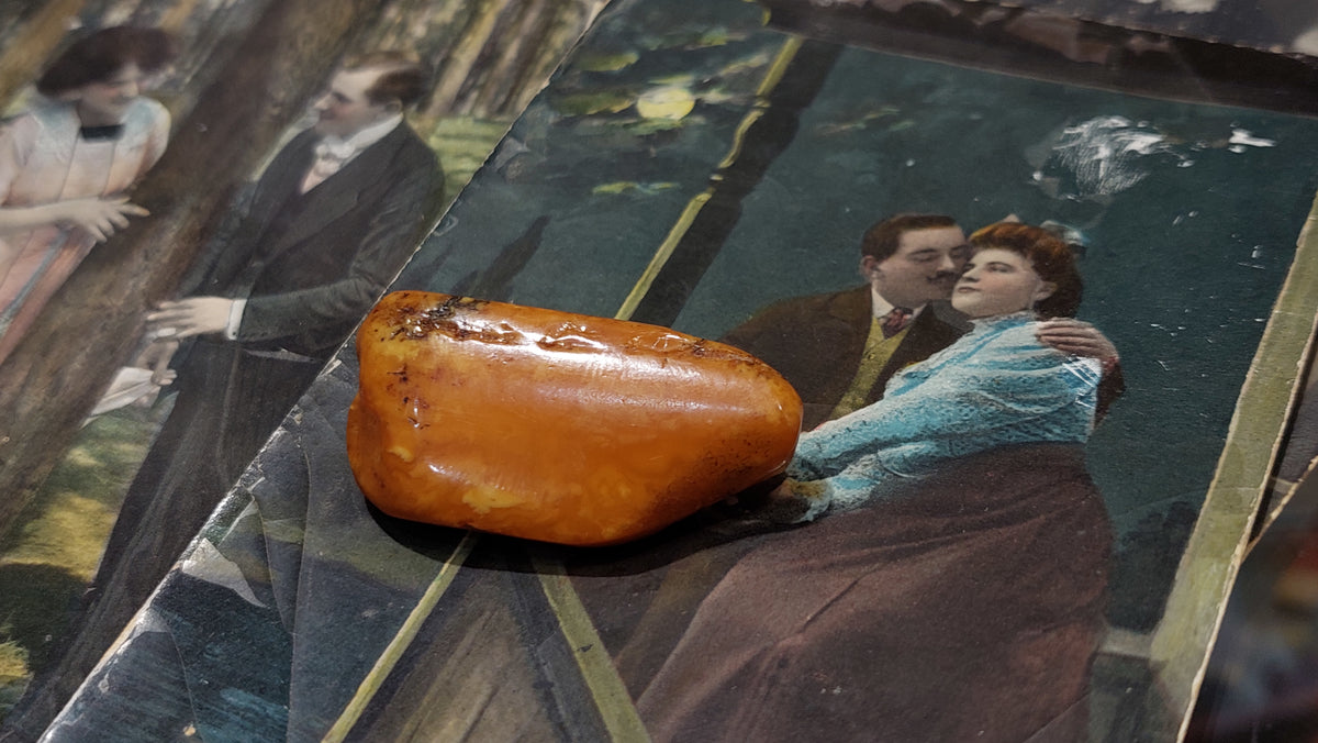 Small amber brooch, natural Baltic amber pin, vintage, USSR, 50s, gemstone jewelry.