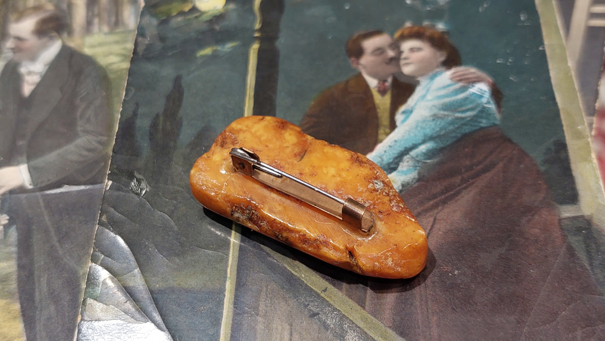 Small amber brooch, natural Baltic amber pin, vintage, USSR, 50s, gemstone jewelry.