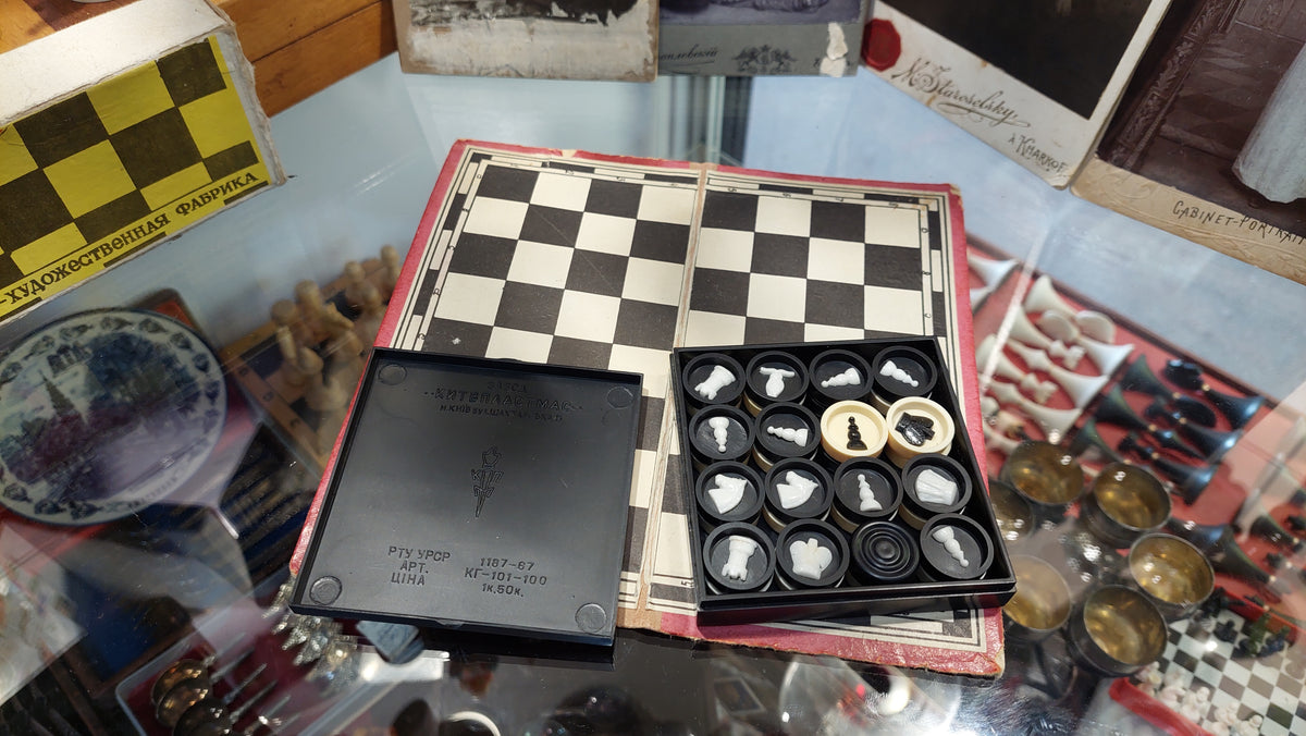 Ukrainian travel chess Kievplastmass.