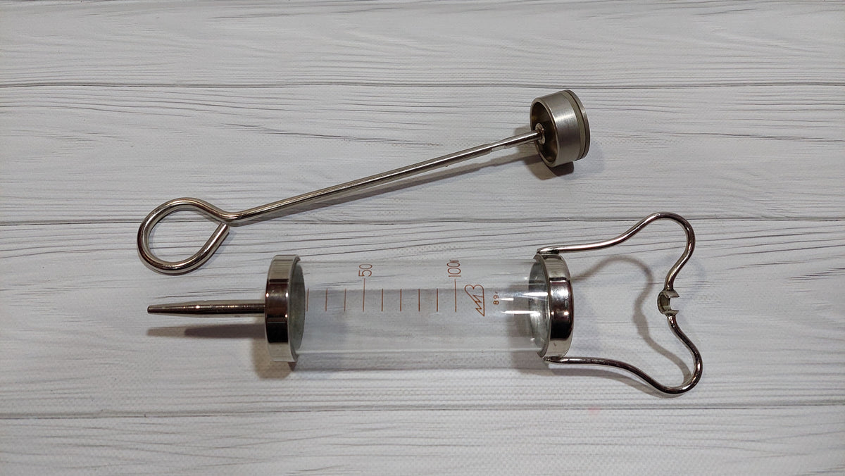SYRINGE with silicone seal for rinsing cavities with a capacity of 100 ml.