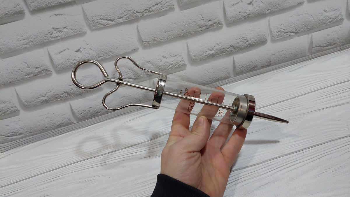 SYRINGE with silicone seal for rinsing cavities with a capacity of 100 ml.