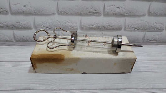 SYRINGE with silicone seal for rinsing cavities with a capacity of 100 ml.