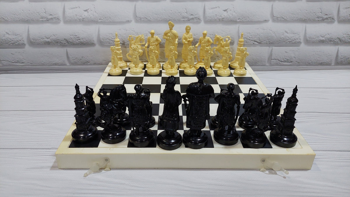 CHESS. Chess figures Cossack warriors Kyiv Vintage Carbolite plastic, antique