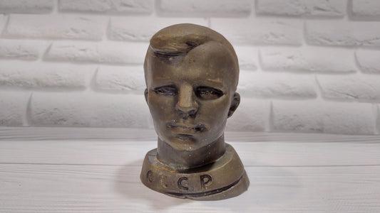 Antique bust of the world's first cosmonaut Yu.A. Gagarin. Yu.A. Gagarin. Statue of an astronaut. Space figurine. Antique souvenir.