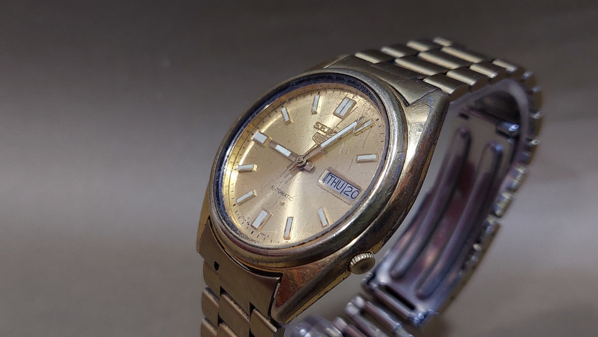 Old SEIKO 5 Men's Watch, Vintage Japanese Mechanical Automatic Wristwatch.