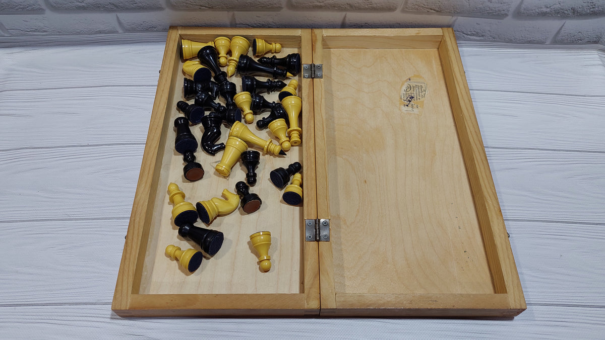 Soviet chess set made of durable plastic, in good condition, 1970s.