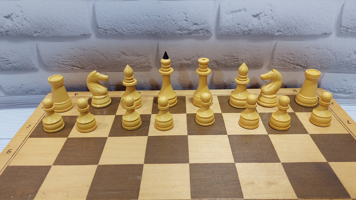 Soviet chess set made of durable plastic, in good condition, 1970s.