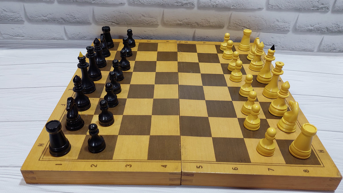 Soviet chess set made of durable plastic, in good condition, 1970s.