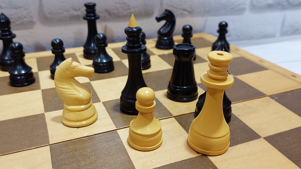 Soviet chess set made of durable plastic, in good condition, 1970s.