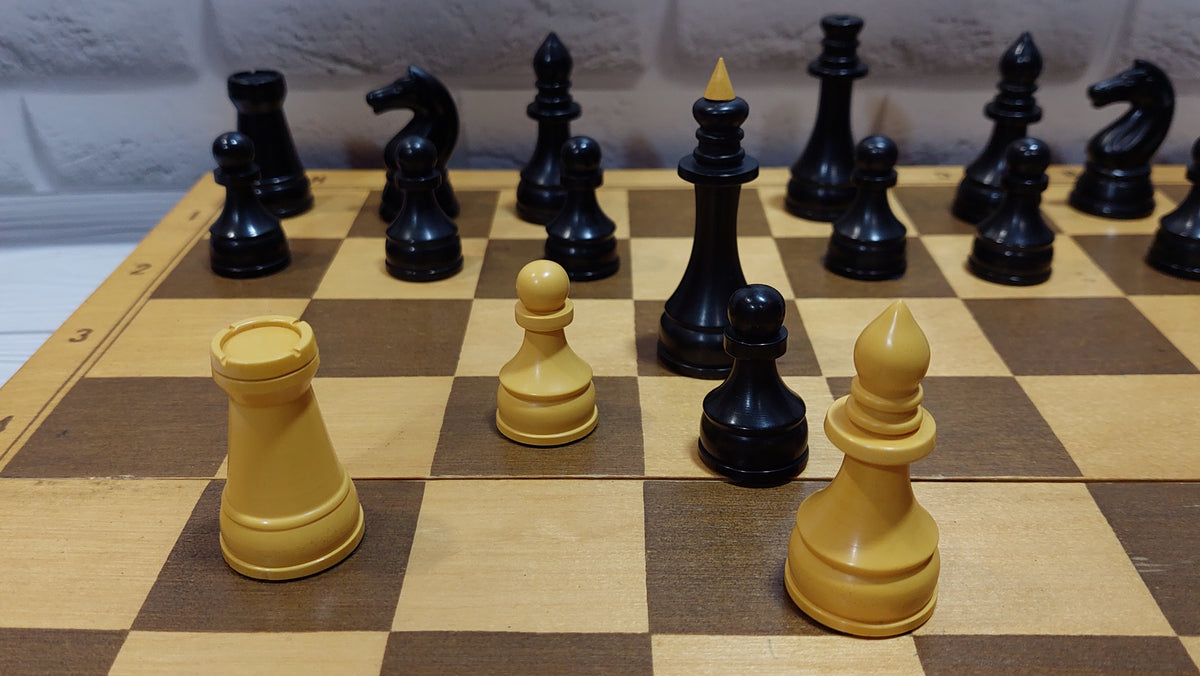 Soviet chess set made of durable plastic, in good condition, 1970s.