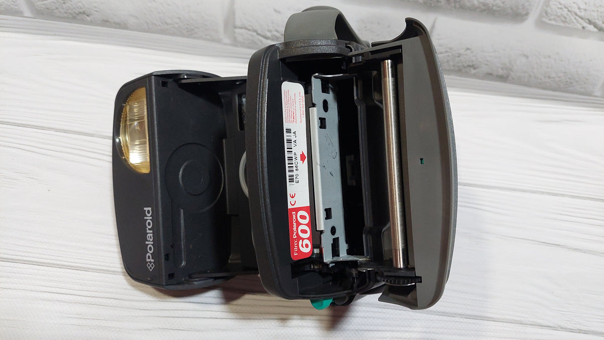 Polaroid P600 Instant Camera, Instructions and Retail Box - Very Good Condition