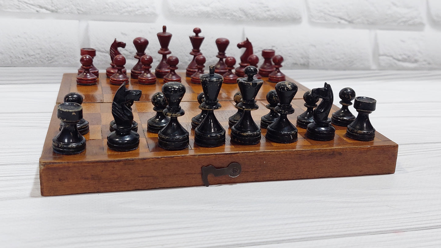 Soviet wooden chess set produced by the Krasny Kombinat artel, vintage 50s, in very good condition.
