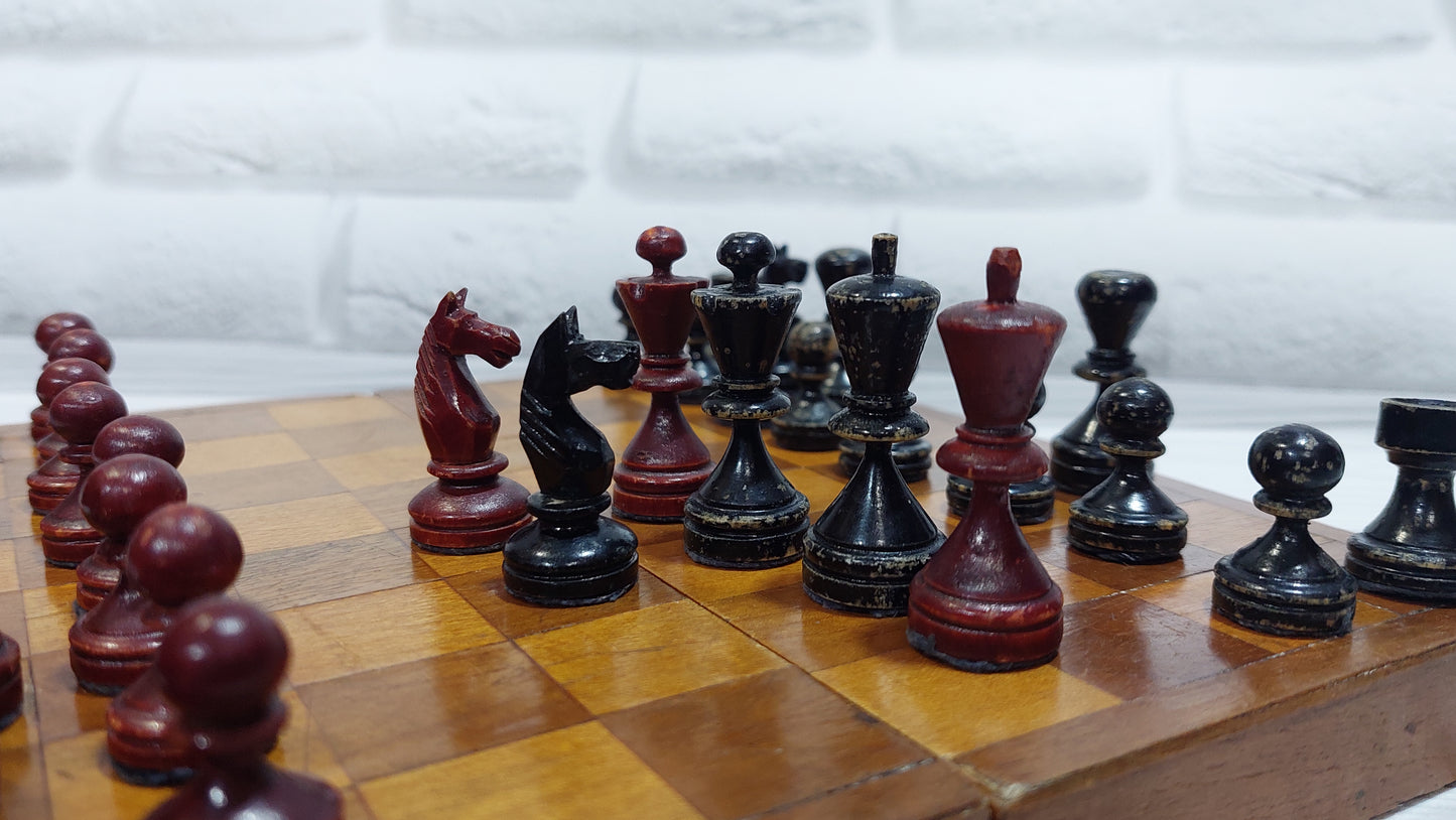 Soviet wooden chess set produced by the Krasny Kombinat artel, vintage 50s, in very good condition.