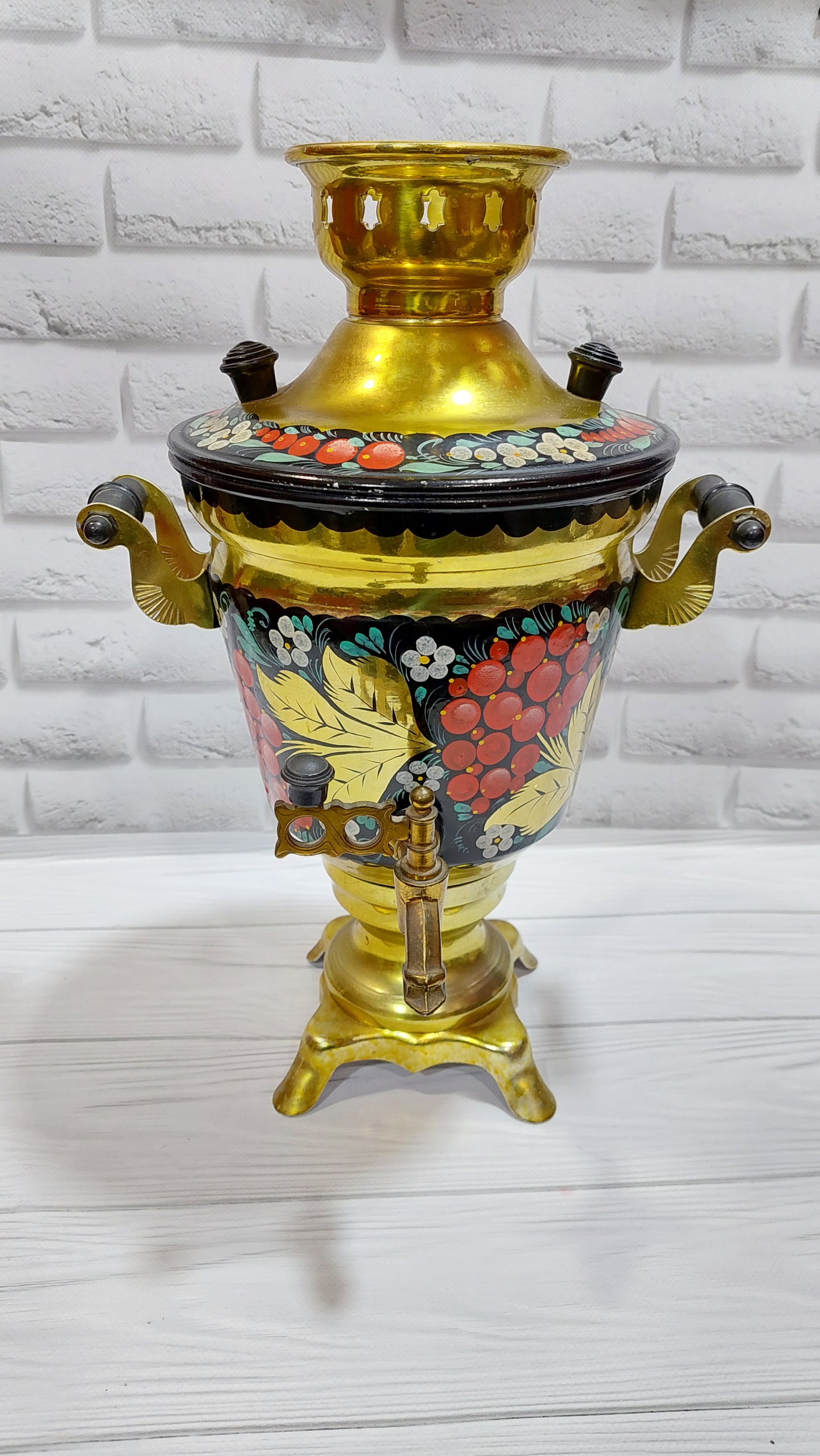 samovar, hand painted. The samovar is painted by hand. electric samovar. . electric samovar-kettle. antique samovar.