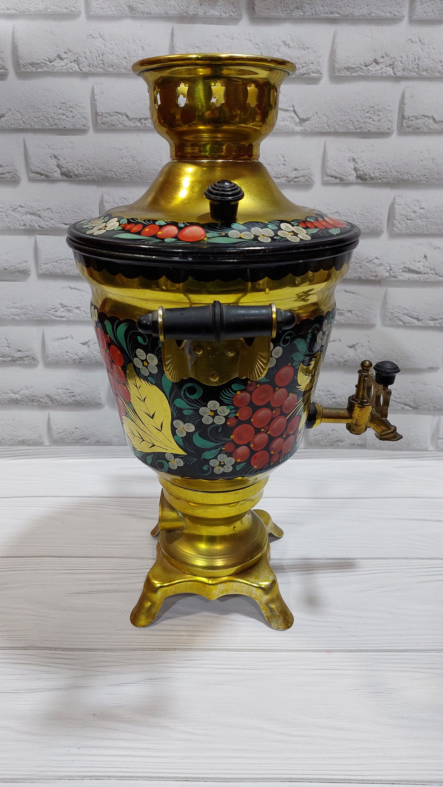 samovar, hand painted. The samovar is painted by hand. electric samovar. . electric samovar-kettle. antique samovar.