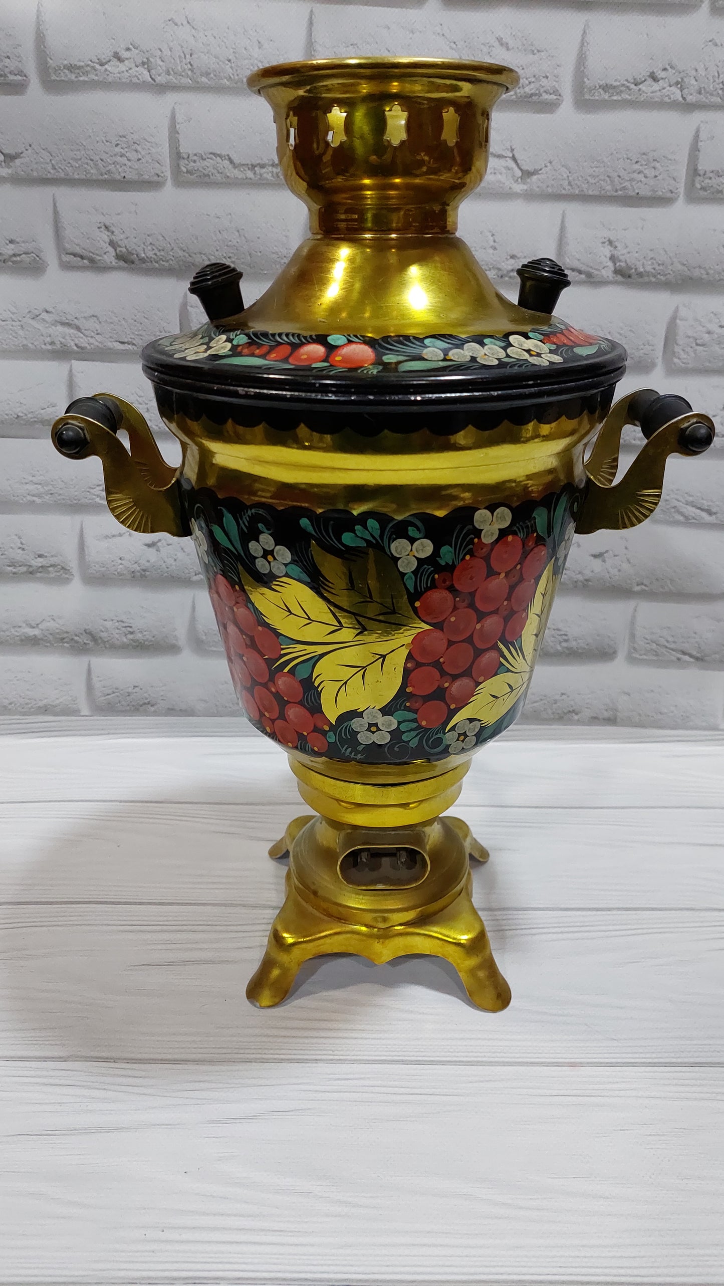 samovar, hand painted. The samovar is painted by hand. electric samovar. . electric samovar-kettle. antique samovar.