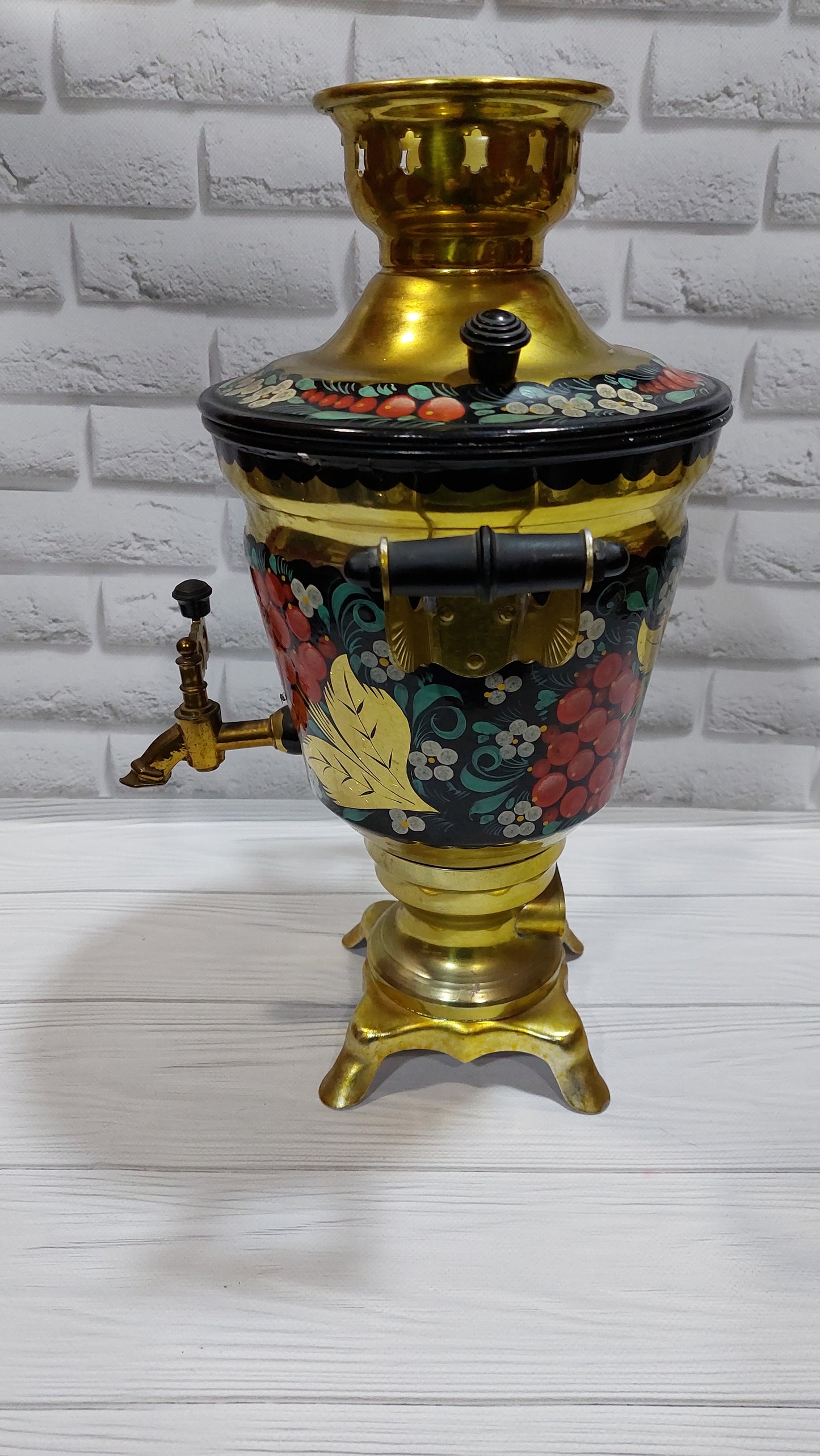 samovar, hand painted. The samovar is painted by hand. electric samovar. . electric samovar-kettle. antique samovar.