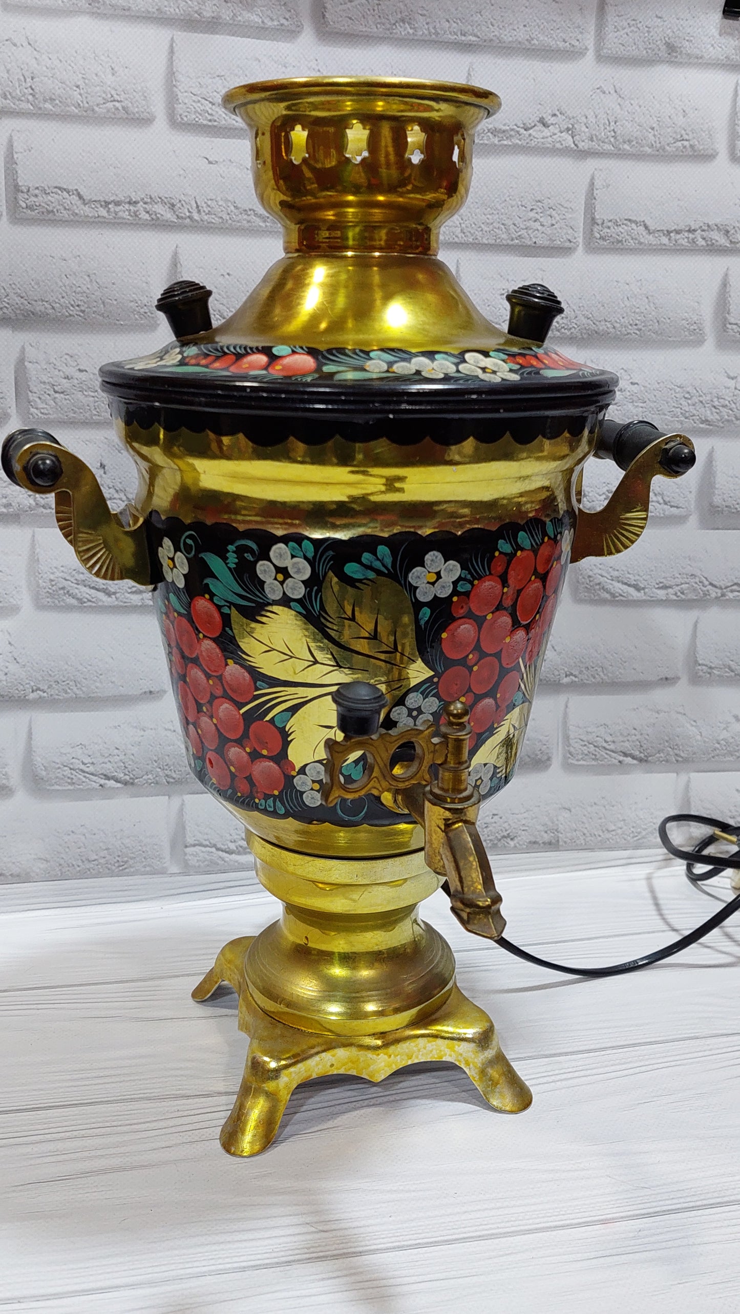 samovar, hand painted. The samovar is painted by hand. electric samovar. . electric samovar-kettle. antique samovar.